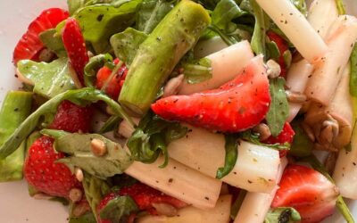 Spargelsalat mit Erdbeeren
